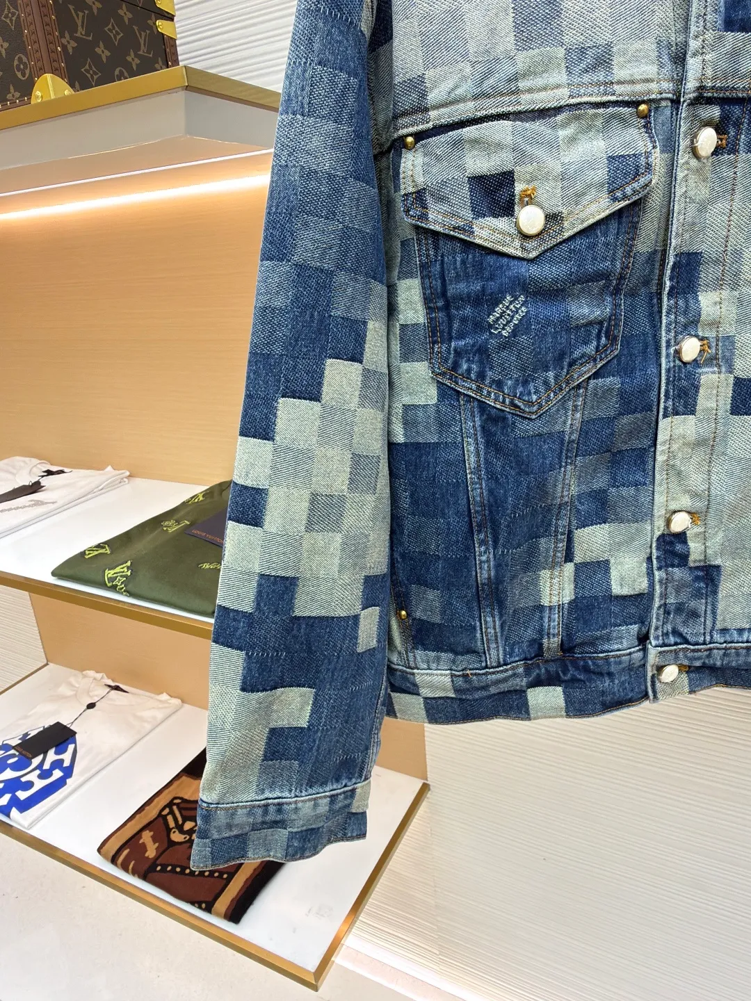 LOUIS VUITTON mosaic denim jacket ●Authentic product: purchased and developed by 13939 ●Item number: 1680240-C05 ●Fabric: denim fabric ●Technology: embossed embossing ●Version: fitted version ●Weight: about 1060 grams ●Size: 30-32-34-36 ●Description: Integrating Monogram embossed pockets into a casual workwear silhouette, it can create a trendy look with the same style of overalls, or it can be mixed and matched with separate items to explore more fashion possibilities. Positioned panel splicing design, slightly distressed, washed blue, square nails with lettering under the left sleeve, decorative zipper, snap buttons at the front, standard cut version, casual style, suitable for both men and women. Original goods, washed casual jeans, imported original washed stretch fabric, comfortable and elastic, original hardware accessories decorated with logo, super correct fit, extremely high grade, high quality, fashionable and stylish upper body. The overall wiring is straight and delicate, the fabric is comfortable and soft, and the color is consistent without color difference. It can be matched with the same style to create a fashionable look and control various occasions. Customized accessories, complete with three standards, same style for men and women!